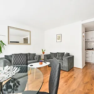 https://apt-fantastic-2-bed-stratford.cambridgehotelsuk.com
